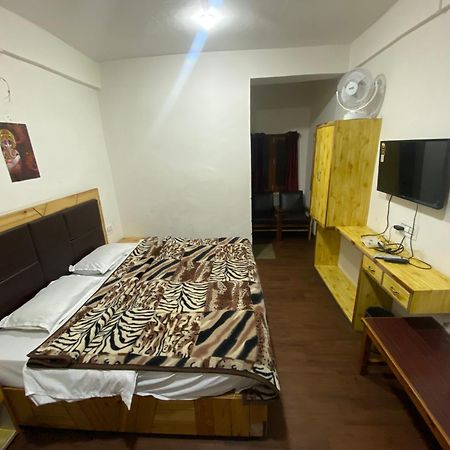 The Prasher Lodge Mall Road Manali Экстерьер фото