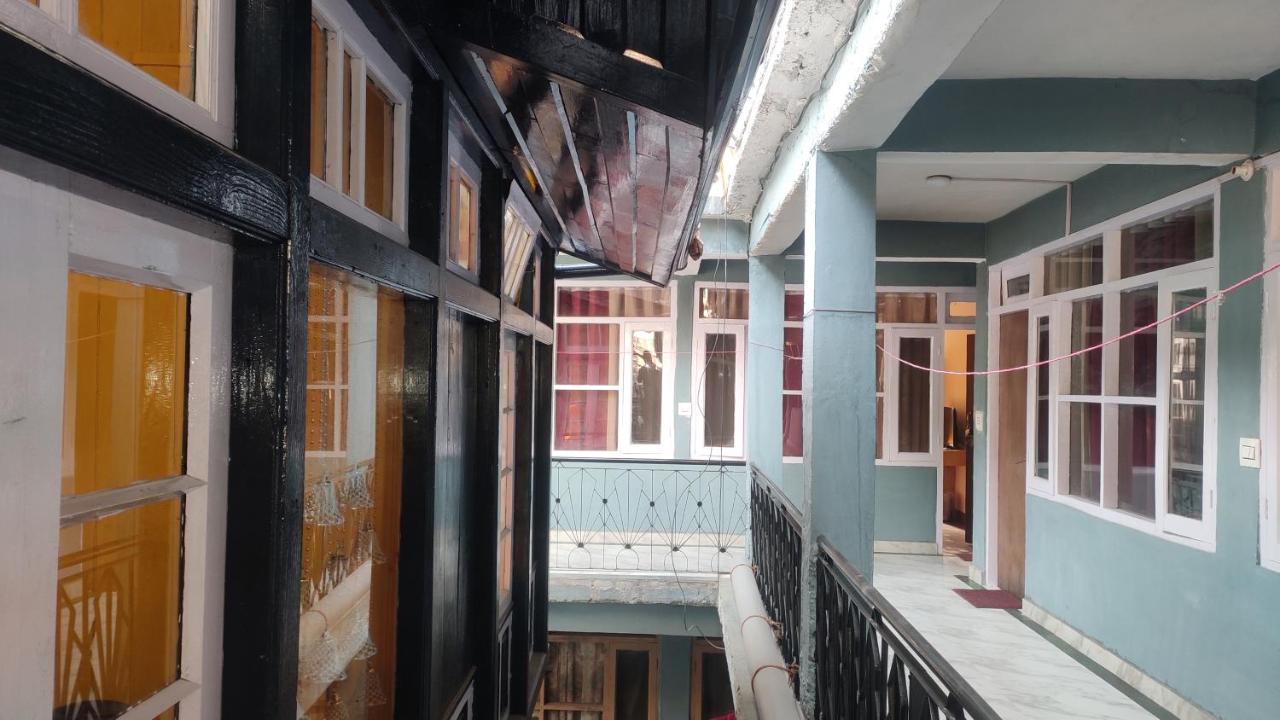 The Prasher Lodge Mall Road Manali Экстерьер фото