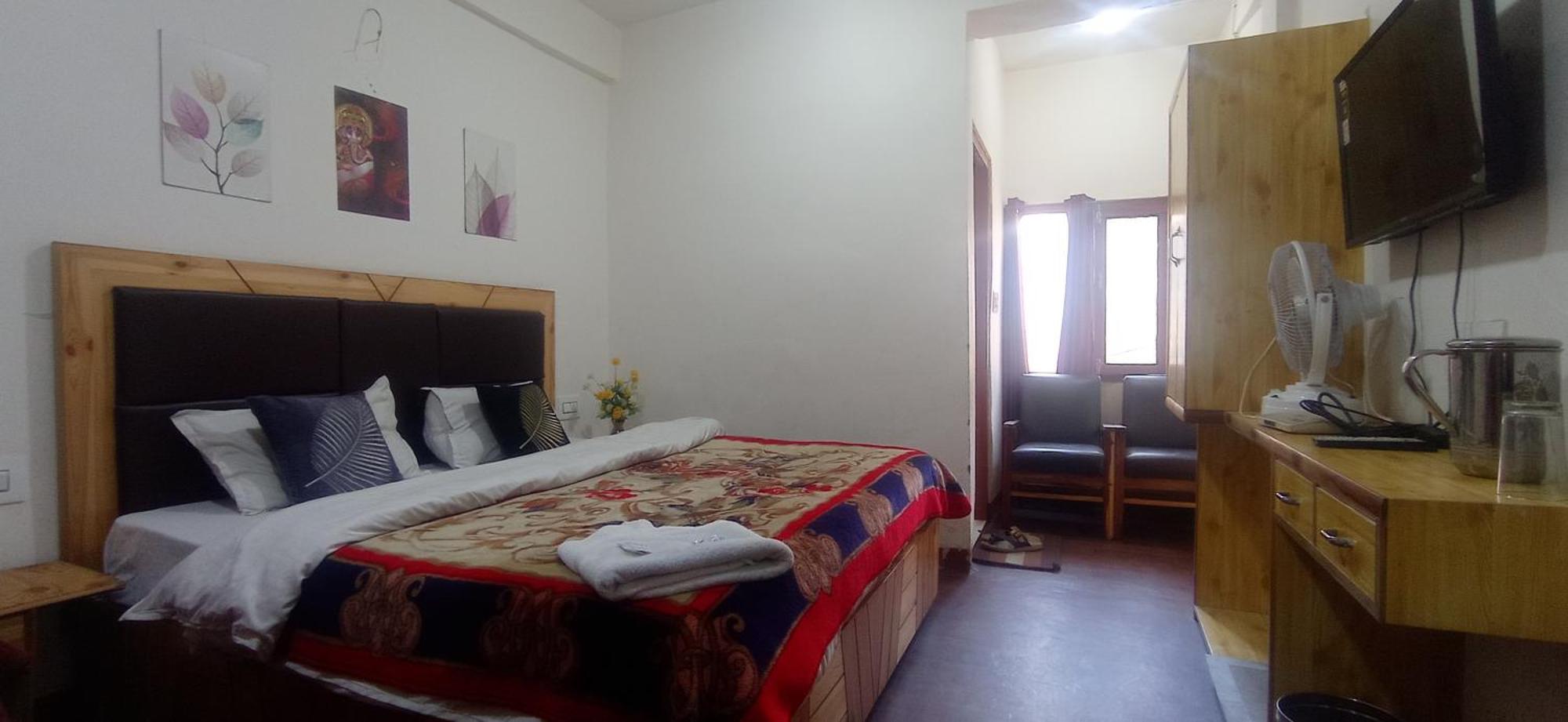 The Prasher Lodge Mall Road Manali Экстерьер фото