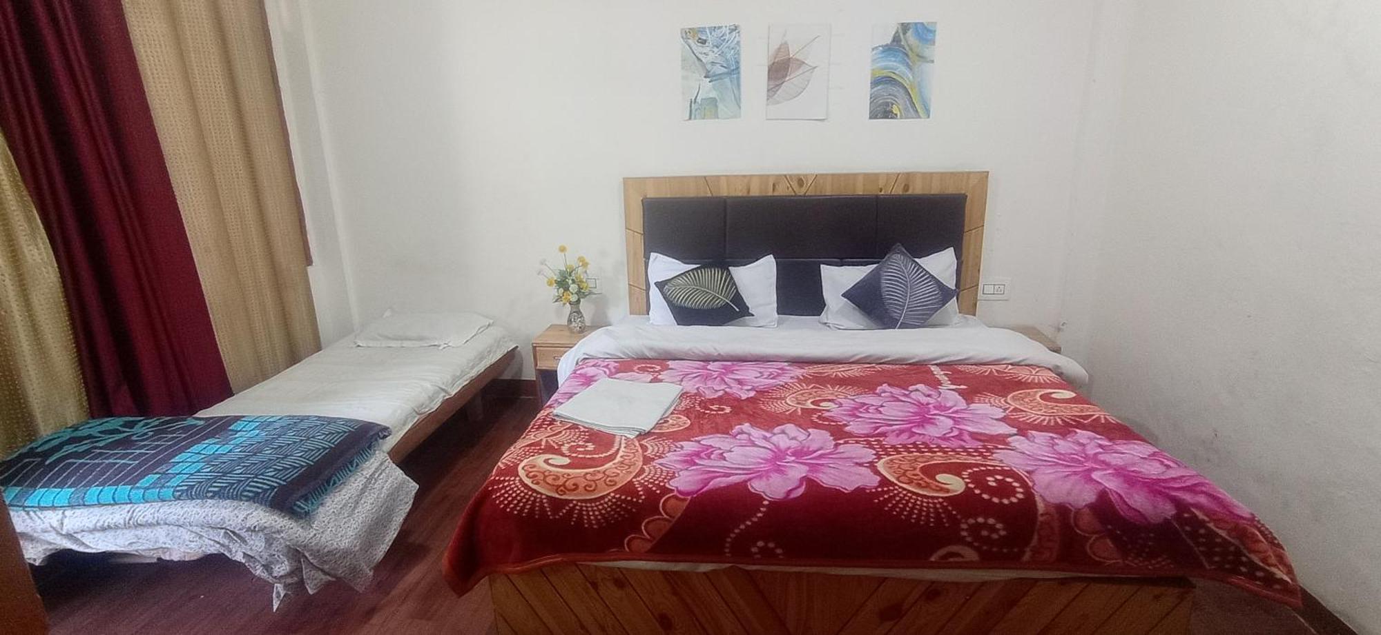 The Prasher Lodge Mall Road Manali Экстерьер фото