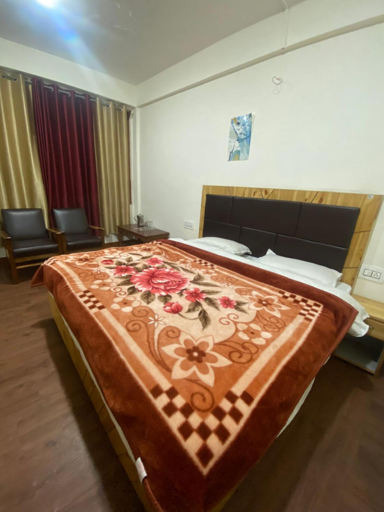 The Prasher Lodge Mall Road Manali Экстерьер фото