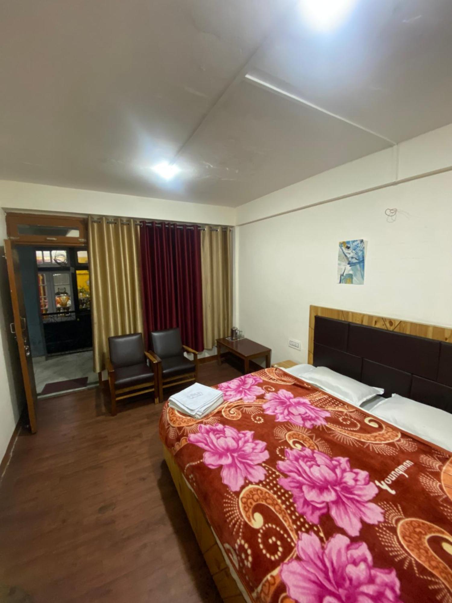 The Prasher Lodge Mall Road Manali Экстерьер фото