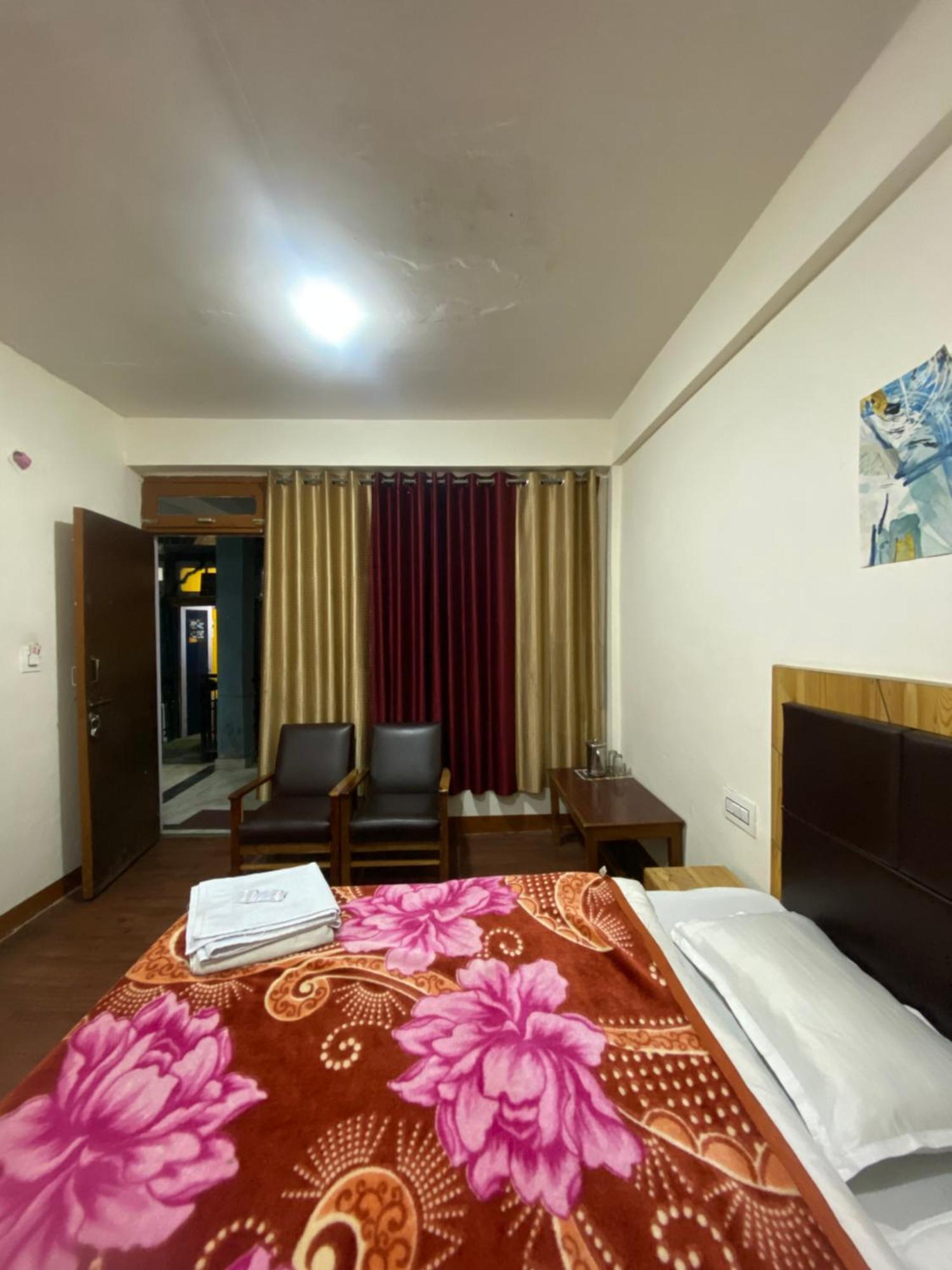The Prasher Lodge Mall Road Manali Экстерьер фото