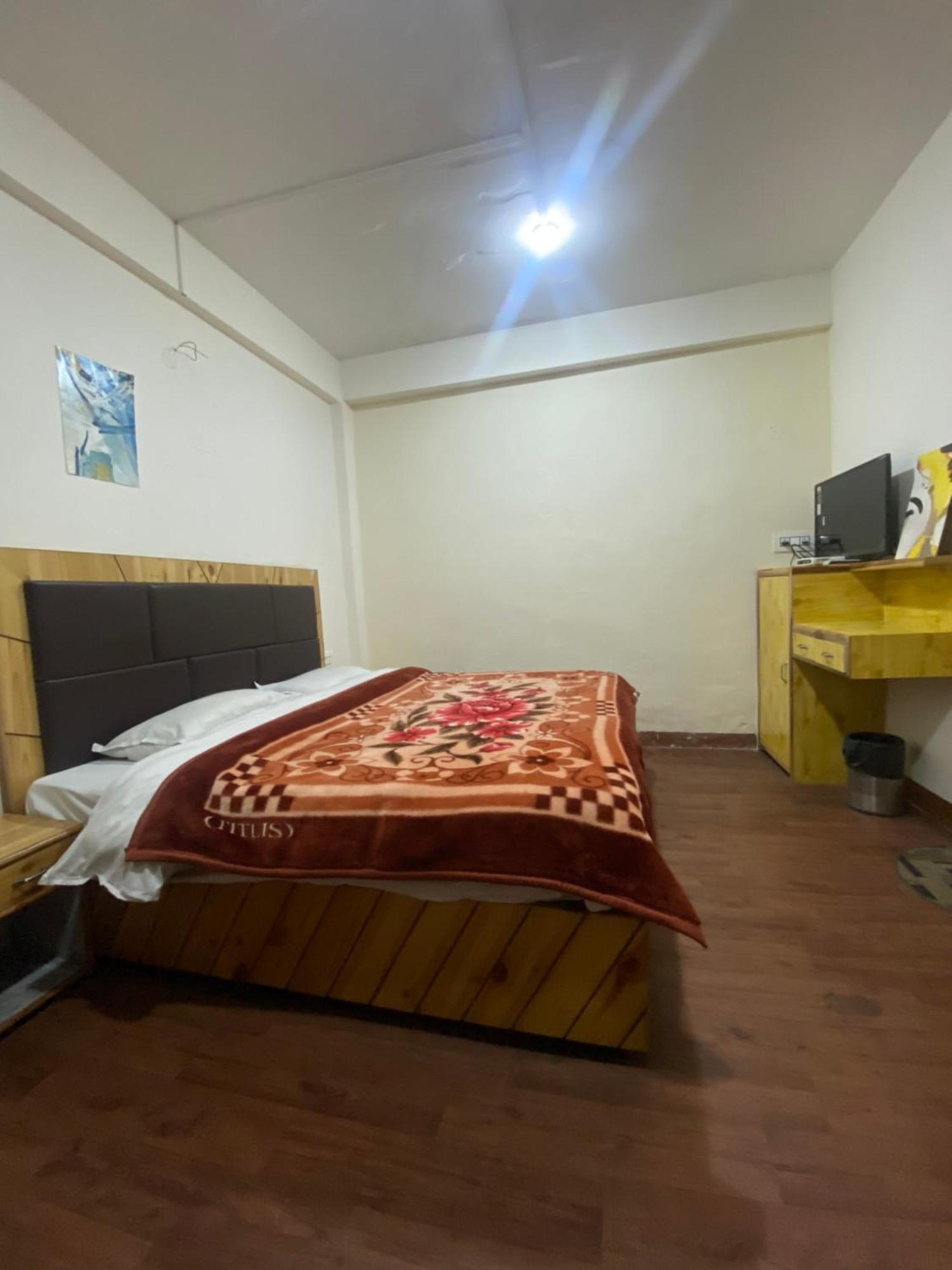 The Prasher Lodge Mall Road Manali Экстерьер фото