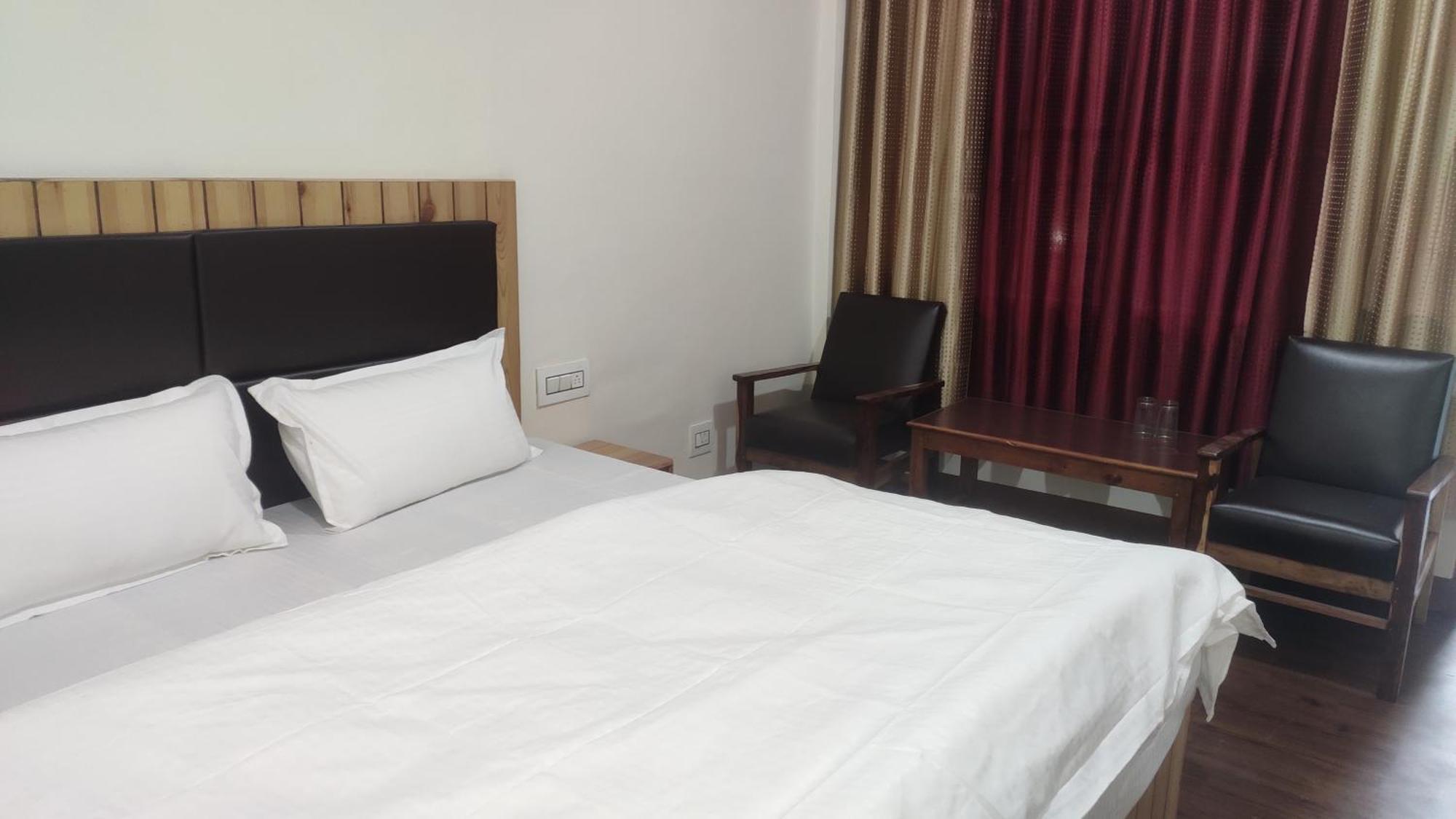 The Prasher Lodge Mall Road Manali Экстерьер фото