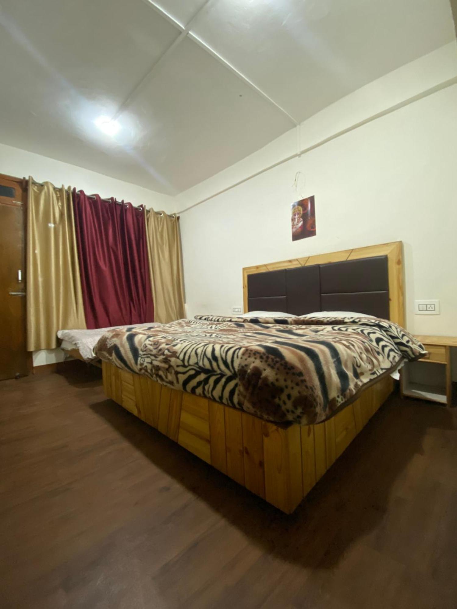 The Prasher Lodge Mall Road Manali Экстерьер фото