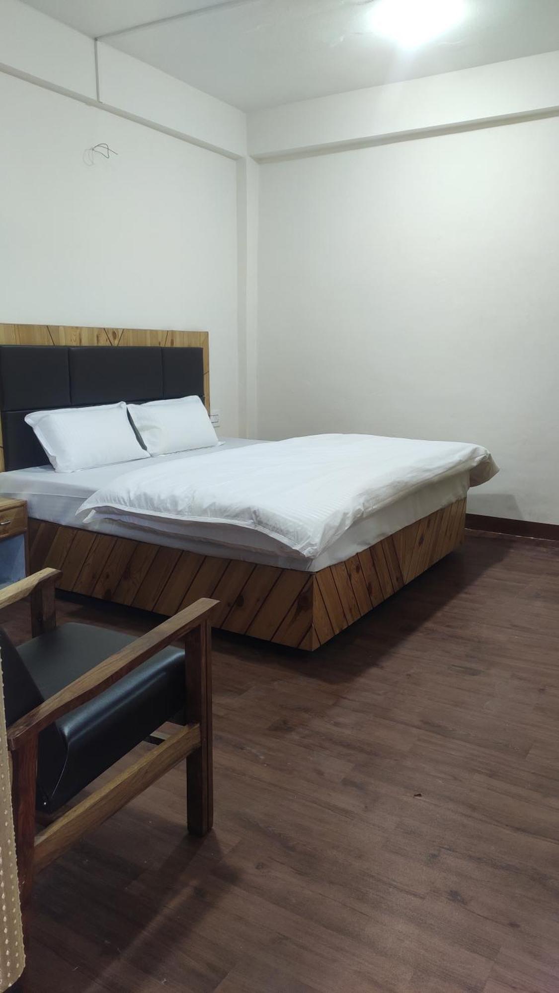 The Prasher Lodge Mall Road Manali Экстерьер фото